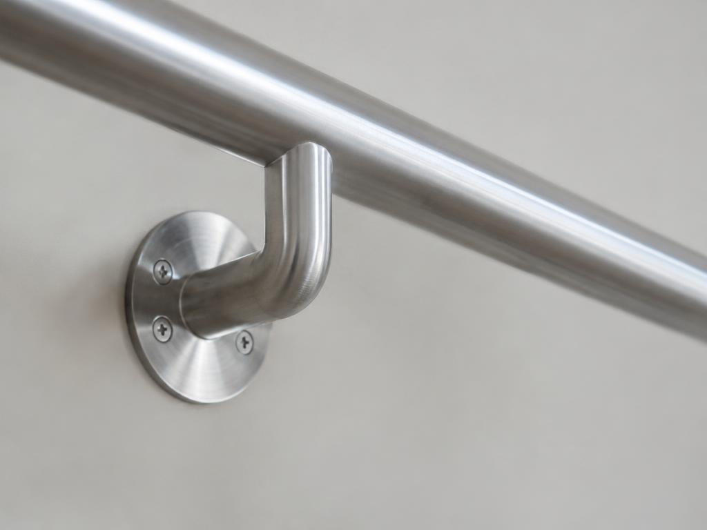 Inspiration — Détail d'une main courante en inox brossé et de son support de fixation