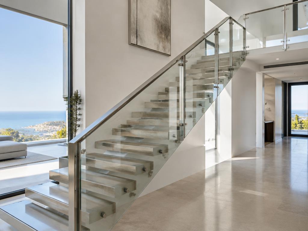 Escalier avec garde-corps en verre et main courante en inox brossé